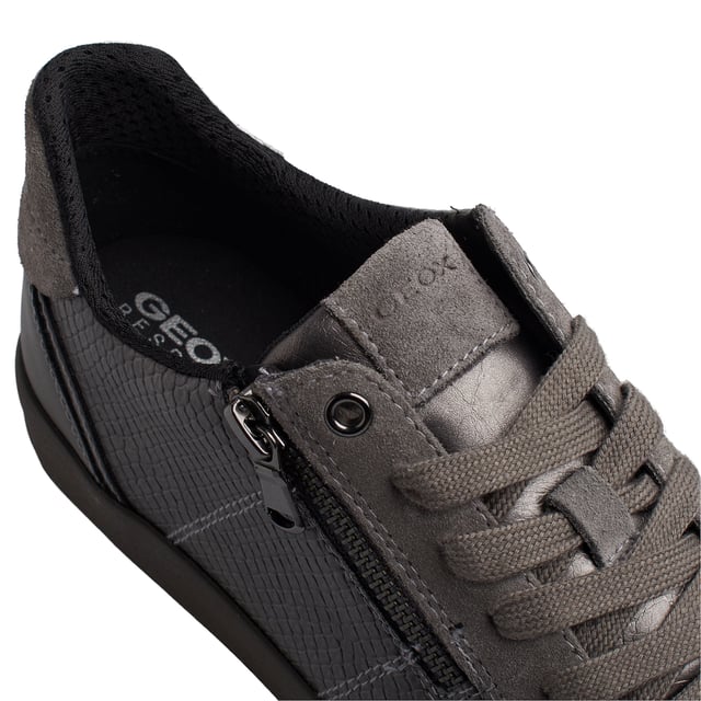 Die Geox D Blomiee C sind niedrige Sneaker für Frauen, die ein Gleichgewicht zwischen Mode und Komfort suchen. Ihr durchdachtes Design, kombiniert mit hochwertigen Materialien, macht sie perfekt für den täglichen Gebrauch, ohne dass dabei der Komfort auf der Strecke bleibt.

 Details:
 - Atmungsaktiv und wasserdicht
 - Verschlussart: Reißverschluss, Schnürung.
 - Die perforierte Sohle ermöglicht den Füßen eine natürliche Atmung.
 - Rutschfeste Sohle.
 - Antibakterielle Innensohle aus Leder.
 - Geox Breathe: Technologie, die für eine bestmögliche Luftzirkulation sorgt und den Körper auf optimaler Temperatur hält. Das System bietet maximalen Komfort durch Atmungsaktivität und ein hohes Maß an Temperaturregulierung.

 Der Geox D Blomiee C ist die ideale Wahl für alle, die Komfort, Schutz und Stil in einem einzigen Schuh suchen. Sein atmungsaktives Design, die flexible Sohle und die hochwertigen Materialien garantieren Komfort und Leistung bei jedem Klima.
 Komposition: Außen: Leder, Öko-Leder; Innenausstattung: Textil; Sohle: Gummi; Vorlage: Öko-Leder
 Pflege:
Verwenden Sie ein feuchtes Tuch oder eine weiche Bürste.
 Nicht in der Maschine waschen.
 Lassen Sie es an der Luft trocknen, ohne direkte Sonneneinstrahlung oder Hitze.