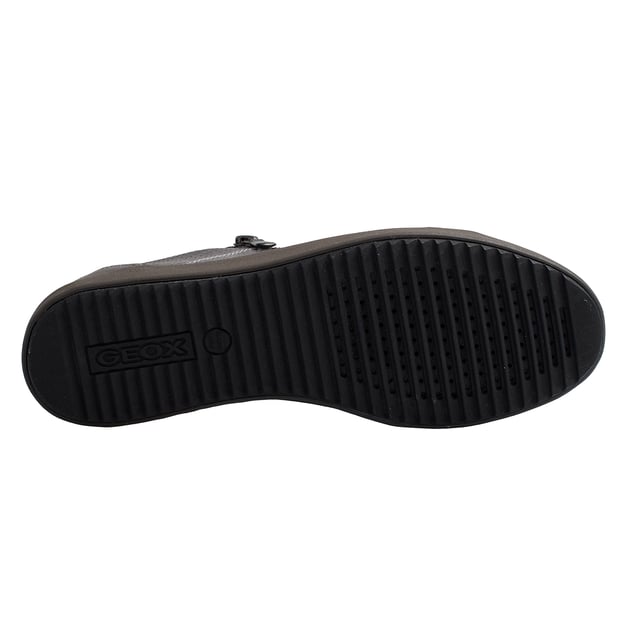 Die Geox D Blomiee C sind niedrige Sneaker für Frauen, die ein Gleichgewicht zwischen Mode und Komfort suchen. Ihr durchdachtes Design, kombiniert mit hochwertigen Materialien, macht sie perfekt für den täglichen Gebrauch, ohne dass dabei der Komfort auf der Strecke bleibt.

 Details:
 - Atmungsaktiv und wasserdicht
 - Verschlussart: Reißverschluss, Schnürung.
 - Die perforierte Sohle ermöglicht den Füßen eine natürliche Atmung.
 - Rutschfeste Sohle.
 - Antibakterielle Innensohle aus Leder.
 - Geox Breathe: Technologie, die für eine bestmögliche Luftzirkulation sorgt und den Körper auf optimaler Temperatur hält. Das System bietet maximalen Komfort durch Atmungsaktivität und ein hohes Maß an Temperaturregulierung.

 Der Geox D Blomiee C ist die ideale Wahl für alle, die Komfort, Schutz und Stil in einem einzigen Schuh suchen. Sein atmungsaktives Design, die flexible Sohle und die hochwertigen Materialien garantieren Komfort und Leistung bei jedem Klima.
 Komposition: Außen: Leder, Öko-Leder; Innenausstattung: Textil; Sohle: Gummi; Vorlage: Öko-Leder
 Pflege:
Verwenden Sie ein feuchtes Tuch oder eine weiche Bürste.
 Nicht in der Maschine waschen.
 Lassen Sie es an der Luft trocknen, ohne direkte Sonneneinstrahlung oder Hitze.