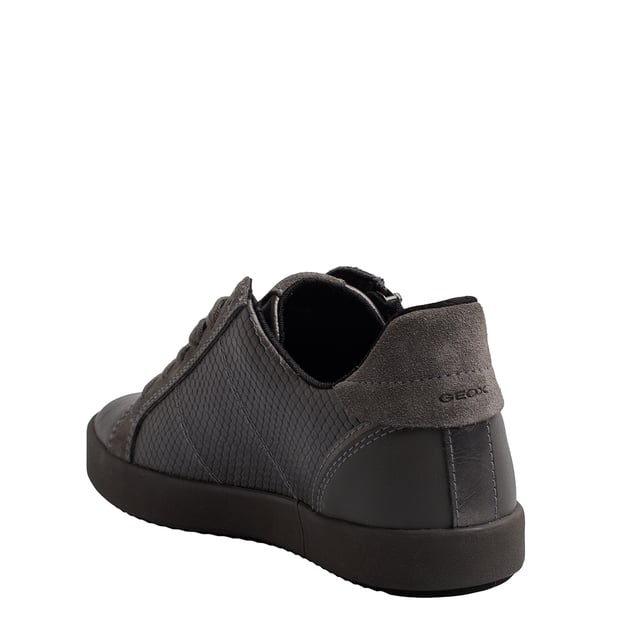 Die Geox D Blomiee C sind niedrige Sneaker für Frauen, die ein Gleichgewicht zwischen Mode und Komfort suchen. Ihr durchdachtes Design, kombiniert mit hochwertigen Materialien, macht sie perfekt für den täglichen Gebrauch, ohne dass dabei der Komfort auf der Strecke bleibt.

 Details:
 - Atmungsaktiv und wasserdicht
 - Verschlussart: Reißverschluss, Schnürung.
 - Die perforierte Sohle ermöglicht den Füßen eine natürliche Atmung.
 - Rutschfeste Sohle.
 - Antibakterielle Innensohle aus Leder.
 - Geox Breathe: Technologie, die für eine bestmögliche Luftzirkulation sorgt und den Körper auf optimaler Temperatur hält. Das System bietet maximalen Komfort durch Atmungsaktivität und ein hohes Maß an Temperaturregulierung.

 Der Geox D Blomiee C ist die ideale Wahl für alle, die Komfort, Schutz und Stil in einem einzigen Schuh suchen. Sein atmungsaktives Design, die flexible Sohle und die hochwertigen Materialien garantieren Komfort und Leistung bei jedem Klima.
 Komposition: Außen: Leder, Öko-Leder; Innenausstattung: Textil; Sohle: Gummi; Vorlage: Öko-Leder
 Pflege:
Verwenden Sie ein feuchtes Tuch oder eine weiche Bürste.
 Nicht in der Maschine waschen.
 Lassen Sie es an der Luft trocknen, ohne direkte Sonneneinstrahlung oder Hitze.