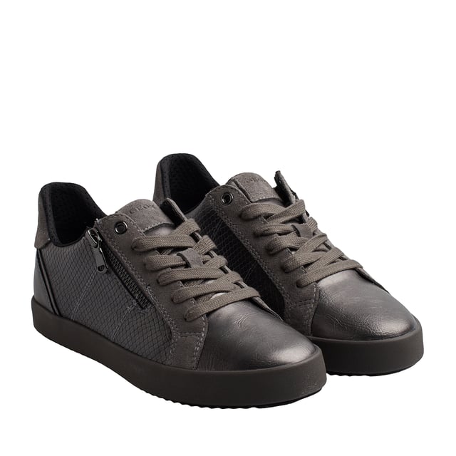 Die Geox D Blomiee C sind niedrige Sneaker für Frauen, die ein Gleichgewicht zwischen Mode und Komfort suchen. Ihr durchdachtes Design, kombiniert mit hochwertigen Materialien, macht sie perfekt für den täglichen Gebrauch, ohne dass dabei der Komfort auf der Strecke bleibt.

 Details:
 - Atmungsaktiv und wasserdicht
 - Verschlussart: Reißverschluss, Schnürung.
 - Die perforierte Sohle ermöglicht den Füßen eine natürliche Atmung.
 - Rutschfeste Sohle.
 - Antibakterielle Innensohle aus Leder.
 - Geox Breathe: Technologie, die für eine bestmögliche Luftzirkulation sorgt und den Körper auf optimaler Temperatur hält. Das System bietet maximalen Komfort durch Atmungsaktivität und ein hohes Maß an Temperaturregulierung.

 Der Geox D Blomiee C ist die ideale Wahl für alle, die Komfort, Schutz und Stil in einem einzigen Schuh suchen. Sein atmungsaktives Design, die flexible Sohle und die hochwertigen Materialien garantieren Komfort und Leistung bei jedem Klima.
 Komposition: Außen: Leder, Öko-Leder; Innenausstattung: Textil; Sohle: Gummi; Vorlage: Öko-Leder
 Pflege:
Verwenden Sie ein feuchtes Tuch oder eine weiche Bürste.
 Nicht in der Maschine waschen.
 Lassen Sie es an der Luft trocknen, ohne direkte Sonneneinstrahlung oder Hitze.