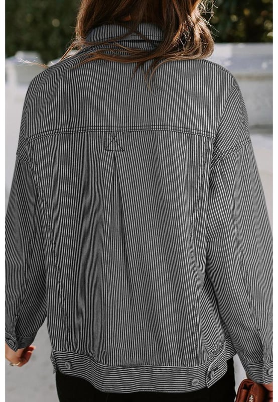 Our styles are designed with a trendy fitted look in mind following an international size standard. For the best fit we suggest choosing one size up from your usual. Be sure to check our sizing chart to find your perfect match!
  Blue Stripe Washed Oversize Pocketed Denim Jacket
  Vintage washed denim for a retro look
  Classic button
  up closure for versatile wear
  Turn
  down collar for added charm
  Convenient chest pockets for practicality
Material: 75% Cotton 25% Polyester