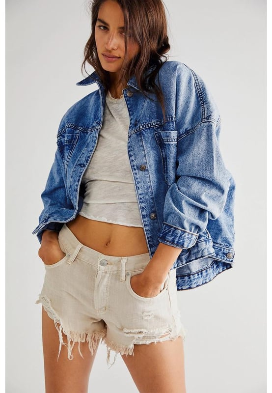 Our styles are designed with a trendy fitted look in mind following an international size standard. For the best fit we suggest choosing one size up from your usual. Be sure to check our sizing chart to find your perfect match!
  Dark blue washed oversized denim jacket
  Vintage and laid
  back look with washed denim
  Classic button
  up closure
  Turn
  down collar
  Convenient chest pockets
  Available in various sizes (S M L XL 2XL)
Material: 75% Cotton 25% Polyester