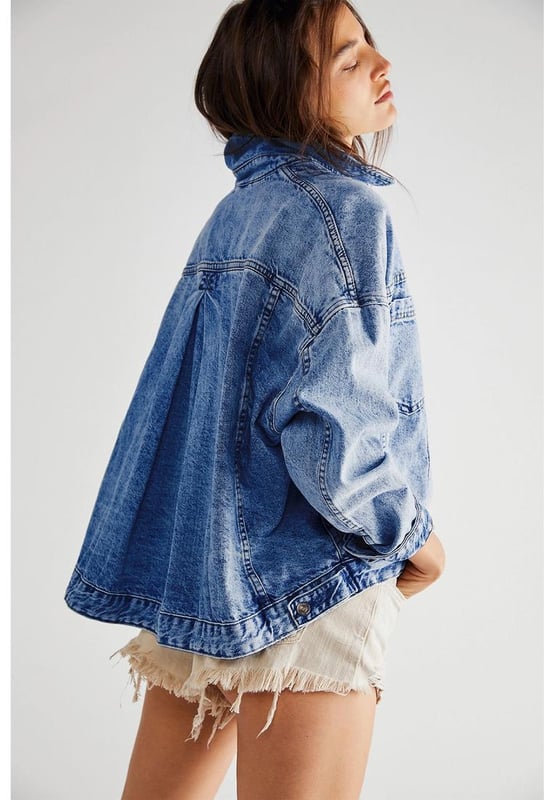 Our styles are designed with a trendy fitted look in mind following an international size standard. For the best fit we suggest choosing one size up from your usual. Be sure to check our sizing chart to find your perfect match!
  Dark blue washed oversized denim jacket
  Vintage and laid
  back look with washed denim
  Classic button
  up closure
  Turn
  down collar
  Convenient chest pockets
  Available in various sizes (S M L XL 2XL)
Material: 75% Cotton 25% Polyester