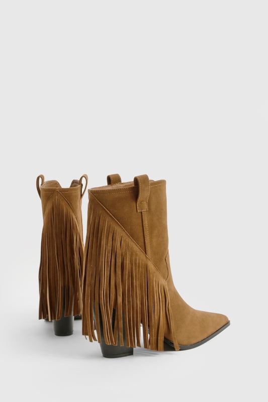 We'll make sure your shoes keep you one stylish step ahead of the crowdWhether you're keeping it simple in sliders, living the high life in heels or joining the fash pack in flatforms, you'll be heading to shoe heaven with our fashion-forward footwear collection. Boots are your day-to-night bestfriend, giving a floral dress&nbsp;that tough twist - add a biker jacket for even more attitude. Find your summer feet in jelly sandals and enjoy balmy nights in block heels.