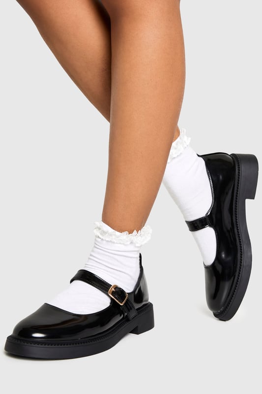 Patent Mary Janes Sleek Mary Jane-style flats with a modern twist
Adjustable buckle strap for a secure fit
Chunky sole adds a contemporary edge
Glossy PU finish for a polished look
Versatile design suitable for various casual occasions
Step out in style with these chic Lack-Mrsche flats from Boohoo. These Mary Jane-inspired shoes blend classic charm with contemporary flair, making them a must-have addition to your wardrobe. The adjustable buckle strap ensures a comfortable fit, while the chunky sole adds a trendy touch to your ensemble. Perfect for casual outings, family gatherings, or relaxed workdays, these versatile flats can be paired with a variety of looks. Style them with cropped trousers and a crisp white shirt for a smart-casual vibe, or team them with a flowy midi dress for a more feminine approach. The glossy finish adds a touch of sophistication, allowing you to transition effortlessly from day to night. Embrace the latest fashion trends without compromising on comfort with these eye-catching Boohoo flats.