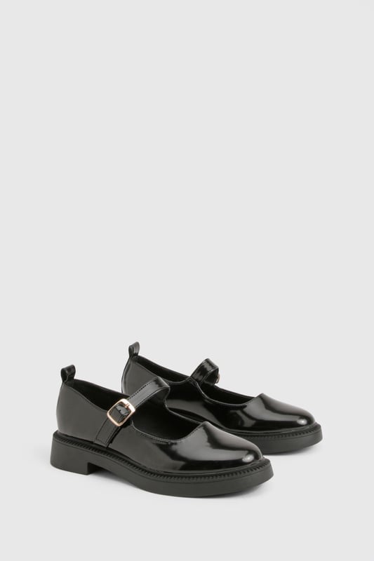 Patent Mary Janes Sleek Mary Jane-style flats with a modern twist
Adjustable buckle strap for a secure fit
Chunky sole adds a contemporary edge
Glossy PU finish for a polished look
Versatile design suitable for various casual occasions
Step out in style with these chic Lack-Mrsche flats from Boohoo. These Mary Jane-inspired shoes blend classic charm with contemporary flair, making them a must-have addition to your wardrobe. The adjustable buckle strap ensures a comfortable fit, while the chunky sole adds a trendy touch to your ensemble. Perfect for casual outings, family gatherings, or relaxed workdays, these versatile flats can be paired with a variety of looks. Style them with cropped trousers and a crisp white shirt for a smart-casual vibe, or team them with a flowy midi dress for a more feminine approach. The glossy finish adds a touch of sophistication, allowing you to transition effortlessly from day to night. Embrace the latest fashion trends without compromising on comfort with these eye-catching Boohoo flats.