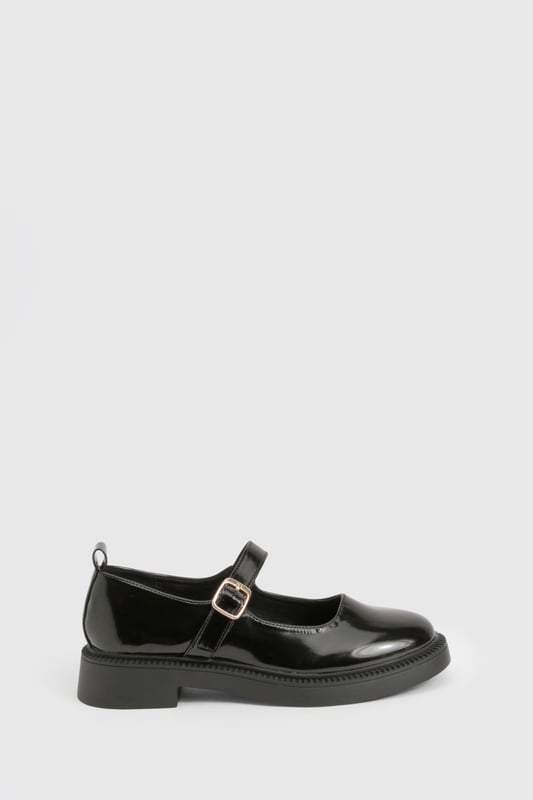 Patent Mary Janes Sleek Mary Jane-style flats with a modern twist
Adjustable buckle strap for a secure fit
Chunky sole adds a contemporary edge
Glossy PU finish for a polished look
Versatile design suitable for various casual occasions
Step out in style with these chic Lack-Mrsche flats from Boohoo. These Mary Jane-inspired shoes blend classic charm with contemporary flair, making them a must-have addition to your wardrobe. The adjustable buckle strap ensures a comfortable fit, while the chunky sole adds a trendy touch to your ensemble. Perfect for casual outings, family gatherings, or relaxed workdays, these versatile flats can be paired with a variety of looks. Style them with cropped trousers and a crisp white shirt for a smart-casual vibe, or team them with a flowy midi dress for a more feminine approach. The glossy finish adds a touch of sophistication, allowing you to transition effortlessly from day to night. Embrace the latest fashion trends without compromising on comfort with these eye-catching Boohoo flats.