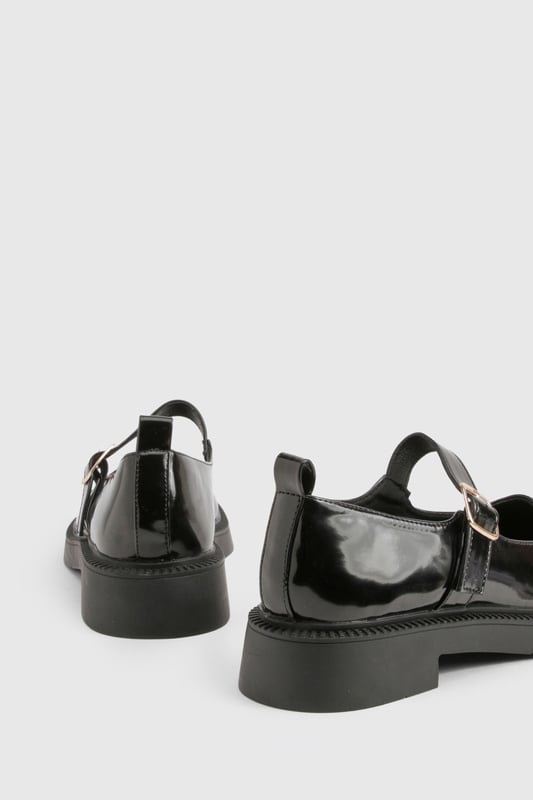 Patent Mary Janes Sleek Mary Jane-style flats with a modern twist
Adjustable buckle strap for a secure fit
Chunky sole adds a contemporary edge
Glossy PU finish for a polished look
Versatile design suitable for various casual occasions
Step out in style with these chic Lack-Mrsche flats from Boohoo. These Mary Jane-inspired shoes blend classic charm with contemporary flair, making them a must-have addition to your wardrobe. The adjustable buckle strap ensures a comfortable fit, while the chunky sole adds a trendy touch to your ensemble. Perfect for casual outings, family gatherings, or relaxed workdays, these versatile flats can be paired with a variety of looks. Style them with cropped trousers and a crisp white shirt for a smart-casual vibe, or team them with a flowy midi dress for a more feminine approach. The glossy finish adds a touch of sophistication, allowing you to transition effortlessly from day to night. Embrace the latest fashion trends without compromising on comfort with these eye-catching Boohoo flats.