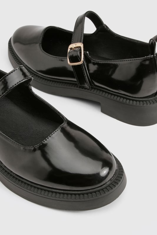 Patent Mary Janes Sleek Mary Jane-style flats with a modern twist
Adjustable buckle strap for a secure fit
Chunky sole adds a contemporary edge
Glossy PU finish for a polished look
Versatile design suitable for various casual occasions
Step out in style with these chic Lack-Mrsche flats from Boohoo. These Mary Jane-inspired shoes blend classic charm with contemporary flair, making them a must-have addition to your wardrobe. The adjustable buckle strap ensures a comfortable fit, while the chunky sole adds a trendy touch to your ensemble. Perfect for casual outings, family gatherings, or relaxed workdays, these versatile flats can be paired with a variety of looks. Style them with cropped trousers and a crisp white shirt for a smart-casual vibe, or team them with a flowy midi dress for a more feminine approach. The glossy finish adds a touch of sophistication, allowing you to transition effortlessly from day to night. Embrace the latest fashion trends without compromising on comfort with these eye-catching Boohoo flats.