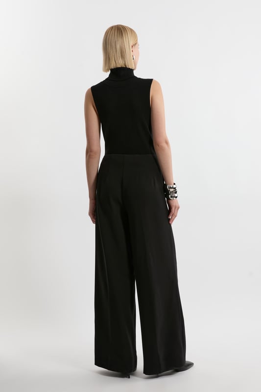 Experience elevated tailoring in a pair of wide leg trousers, with a flattering, relaxed fit and a comfortable high waistline. The sleek design makes them easy to style with anything, from a button up shirt for a formal look, or with a T-shirt and trainers for a more laid back approach. Compact Stretch Essential Wide Leg Tailored Trouser High Quality Stretch Fabic Comfortable High Waistline Flattering Wide Leg Fit Sleek, Minimal Design
