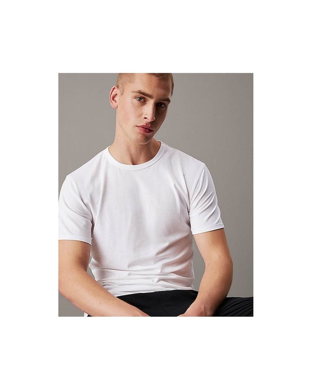 Details

• cotton stretch jersey• regular fit• crew neckline• short sleeves• Calvin Klein embroidery at the hemcomposition and care:57% cotton 38% polyester 5% elastanemachine washtumble dry lowcountry of origin: Kenya
LV00NB4185MP1