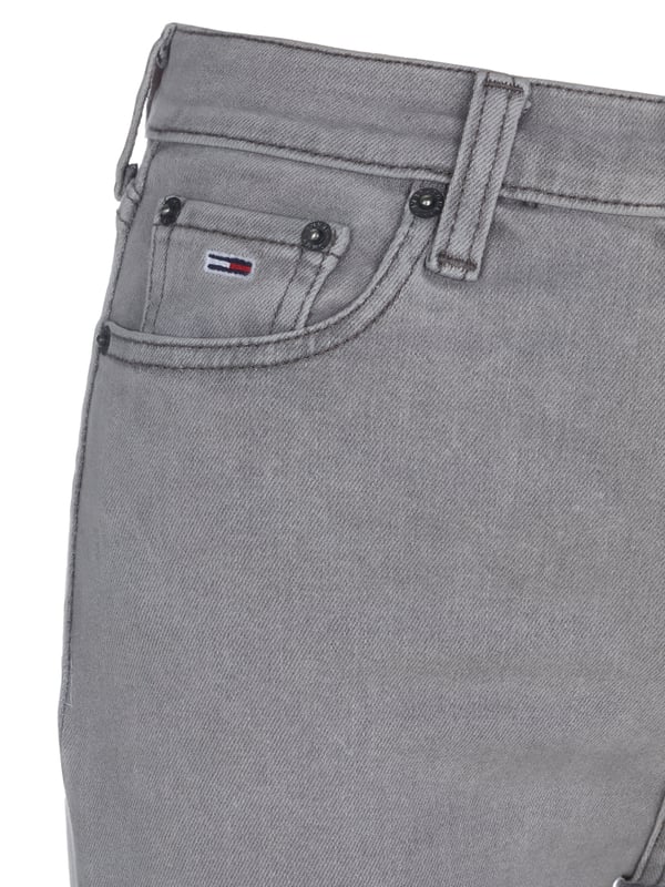 98% algodón, 2% elastano; Jeans Tommy Jeans SYLVIA; Modelo: DW0DW17594 .1BZ; Mezcla de algodón suave; Elastano; Corte super ajustado; Cintura alta; Estilo clásico 'de 5 bolsillos'; Pasadores para cinturón; Cierre: cremallera, botón; Cierre: cremallera, botón.