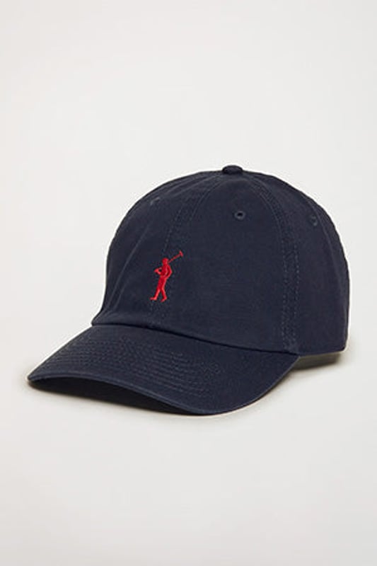 Baseballkappe mit sechs Einsätzen, hergestellt aus Baumwollköper. Mit verstellbarer Schnalle auf der Rückseite mit eingraviertem Detail von Polo Club. Durchmesser ca. 50 bis 60 cm. Borte mit dem Markenlogo auf der Innenseite der Nähte und Polo Club Etikett. Vorgekrümmter Schirm. Rigby Go Logo-Stickerei in Kontrastfarbe.