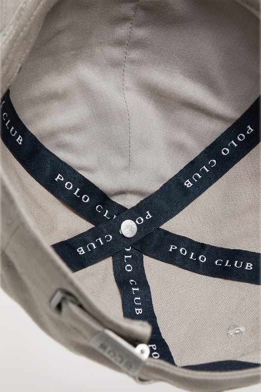 Baseballkappe mit sechs Einsätzen, hergestellt aus Baumwollköper. Mit verstellbarer Schnalle auf der Rückseite mit eingraviertem Detail von Polo Club. Durchmesser ca. 50 bis 60 cm. Borte mit dem Markenlogo auf der Innenseite der Nähte und Polo Club Etikett. Vorgekrümmter Schirm. Rigby Go Logo-Stickerei in Kontrastfarbe.