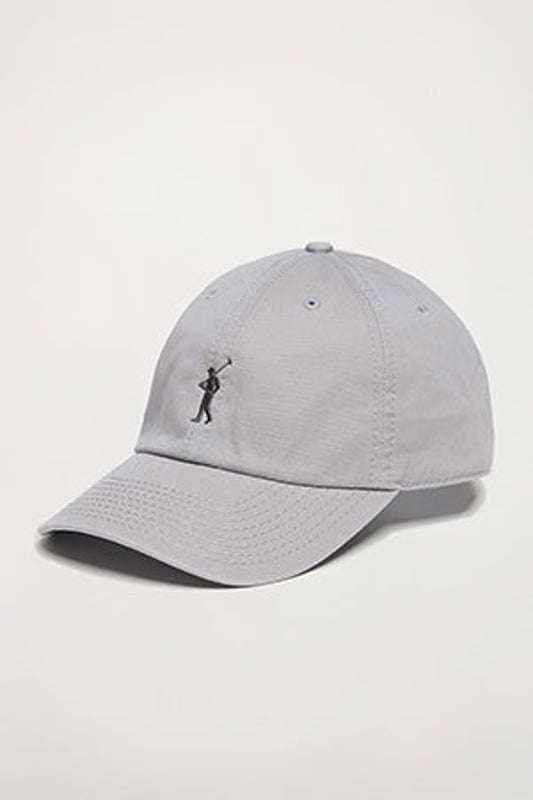 Baseballkappe mit sechs Einsätzen, hergestellt aus Baumwollköper. Mit verstellbarer Schnalle auf der Rückseite mit eingraviertem Detail von Polo Club. Durchmesser ca. 50 bis 60 cm. Borte mit dem Markenlogo auf der Innenseite der Nähte und Polo Club Etikett. Vorgekrümmter Schirm. Rigby Go Logo-Stickerei in Kontrastfarbe.
