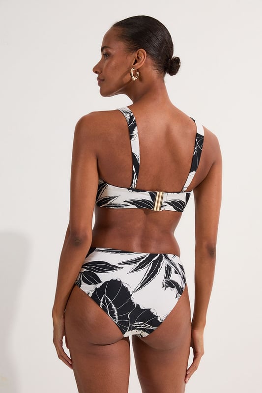 Make a statement this summer with Karen Millen's slinky bandeau bikini top. The bold palm print design captures the essence of a tropical getaway, whilst the bandeau style with removable straps provides flexibility, allowing you to switch between strapless and halter styles to suit your mood. The metallic ring detail at the centre adds a touch of glamour, perfect for catching the sunlight as you lounge by the pool. Pair with the matching bottoms for a coordinated look, or mix and match for a personalised ensemble. Whether you're jetting off to a sun-soaked destination or enjoying a staycation, this versatile top is a must-have for your summer wardrobe. Style with oversized sunglasses and a wide-brimmed hat for the ultimate beach-ready look.  Striking palm print design Bandeau style with removable straps for versatile wear Eye-catching metallic ring detail at centre front Stretchy fabric blend for comfortable fit Coordinating bottoms available for a complete set