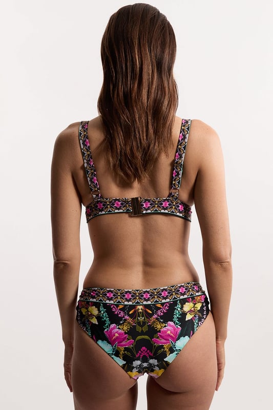 Get holiday ready with our bikini top, featuring a flattering plunge neckline, floral pattern, and ring detail. Pair with the matching bikini bottoms, a beach cover-up, and sandals for a day at the pool, or dress it up with wedges and jewellery for an elegant beach club look. Mirror Print Plunge Bikini Top Ring Detail Vibrant Floral Print Plunge Neckline Thick, Supportive Straps Matching Bottoms Sold Seperately