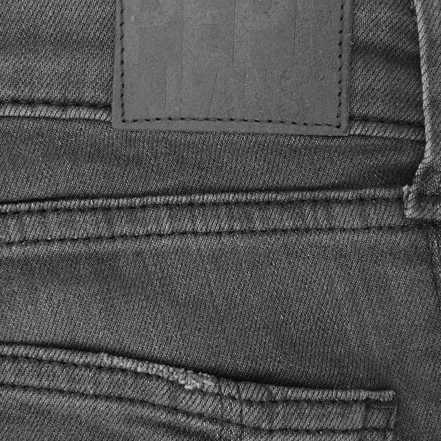 Upgrade your denim collection with the Pepe Jeans Pixi High Waisted Skinny Jeans in a sleek grey shade. Made from a blend of 98% cotton and 2% elastane, these jeans offer a comfortable and stretchy fit. The high-waisted design provides a flattering silhouette, while the skinny cut ensures a modern and stylish look. Perfect for any occasion, these versatile jeans can be dressed up or down to suit your style. Add these chic and timeless jeans to your wardrobe for a go-to piece that combines comfort and fashion.