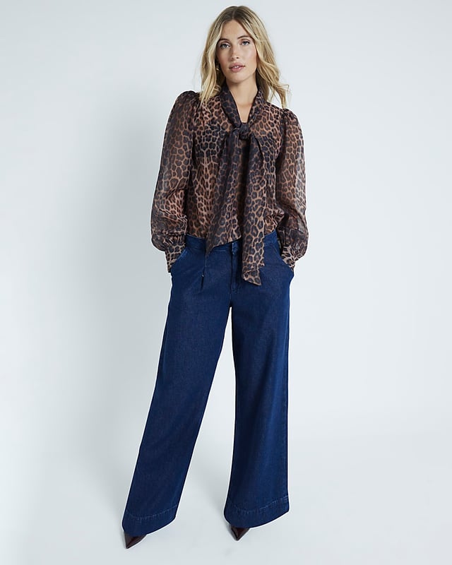 Relaxed straight fit, Baggy leg, Denim fabric, Button and zip fastening