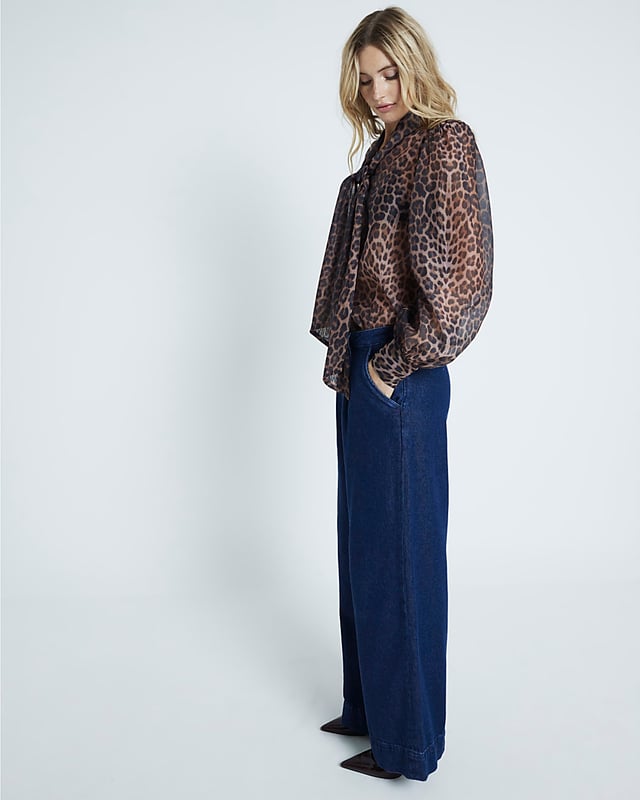 Relaxed straight fit, Baggy leg, Denim fabric, Button and zip fastening