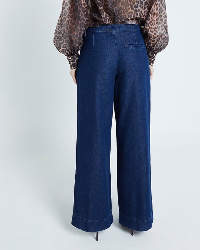 Relaxed straight fit, Baggy leg, Denim fabric, Button and zip fastening