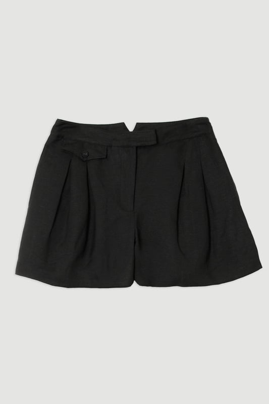 Elevate your warm weather wardrobe in our shorts, with a wide leg silhouette, a statement print, and pockets. The lightweight linen fabric makes for a piece perfect for wearing from wandering city streets to lounging at the beach. Style it with anything, from the matching shirt for an elevated look that will take you seamlessly from day to night, to a T-shirt for a more relaxed approach. Viscose Linen Woven Pocket Detail Short High Quality Linen Fabric Flattering Relaxed Fit Comfortable High Waistline Pocket Features Deep Pocket Features Matching Pieces Sold Separately