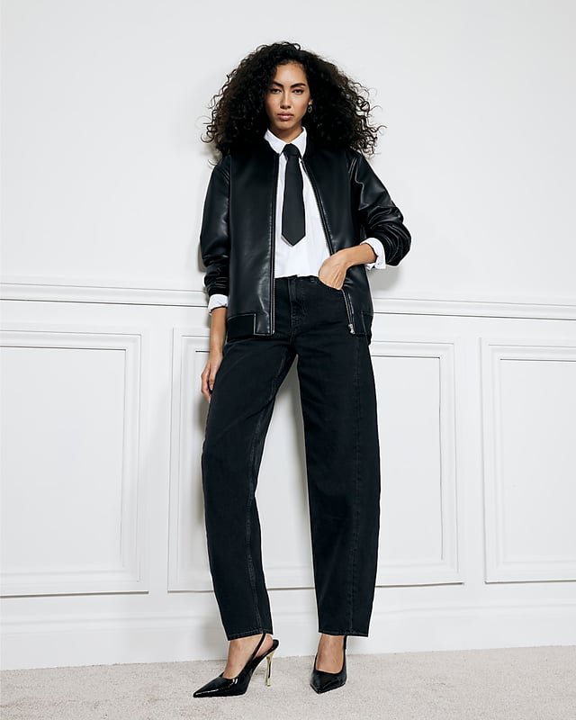 Button and zip fastening, Barrel leg, Pocket detail, Belt loops