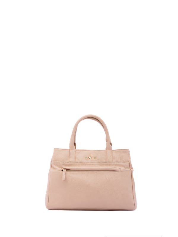 Bolso de mujer. El cierre es con cremallera. Los bolsillos internos son dos con cremallera y dos abiertos. Los bolsillos externos son uno frontal con cremallera. La bandolera es ajustable y extraíble en ecopiel. El mango es de ecopiel. Hay tres compartimentos internos. El material exterior es ecopiel. Internamente está forrado en poliéster. Medidas: 30x22x10 cm. Producto de moda