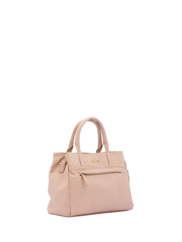 Bolso de mujer. El cierre es con cremallera. Los bolsillos internos son dos con cremallera y dos abiertos. Los bolsillos externos son uno frontal con cremallera. La bandolera es ajustable y extraíble en ecopiel. El mango es de ecopiel. Hay tres compartimentos internos. El material exterior es ecopiel. Internamente está forrado en poliéster. Medidas: 30x22x10 cm. Producto de moda