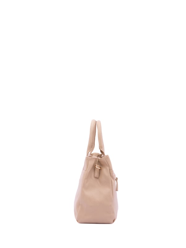 Bolso de mujer. El cierre es con cremallera. Los bolsillos internos son dos con cremallera y dos abiertos. Los bolsillos externos son uno frontal con cremallera. La bandolera es ajustable y extraíble en ecopiel. El mango es de ecopiel. Hay tres compartimentos internos. El material exterior es ecopiel. Internamente está forrado en poliéster. Medidas: 30x22x10 cm. Producto de moda