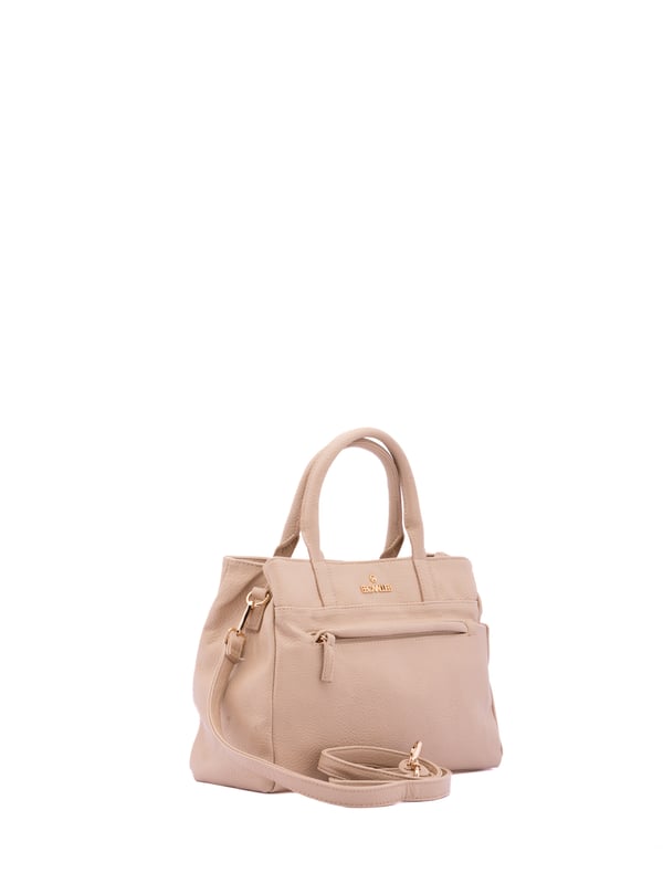 Bolso de mujer. El cierre es con cremallera. Los bolsillos internos son dos con cremallera y dos abiertos. Los bolsillos externos son uno frontal con cremallera. La bandolera es ajustable y extraíble en ecopiel. El mango es de ecopiel. Hay tres compartimentos internos. El material exterior es ecopiel. Internamente está forrado en poliéster. Medidas: 30x22x10 cm. Producto de moda