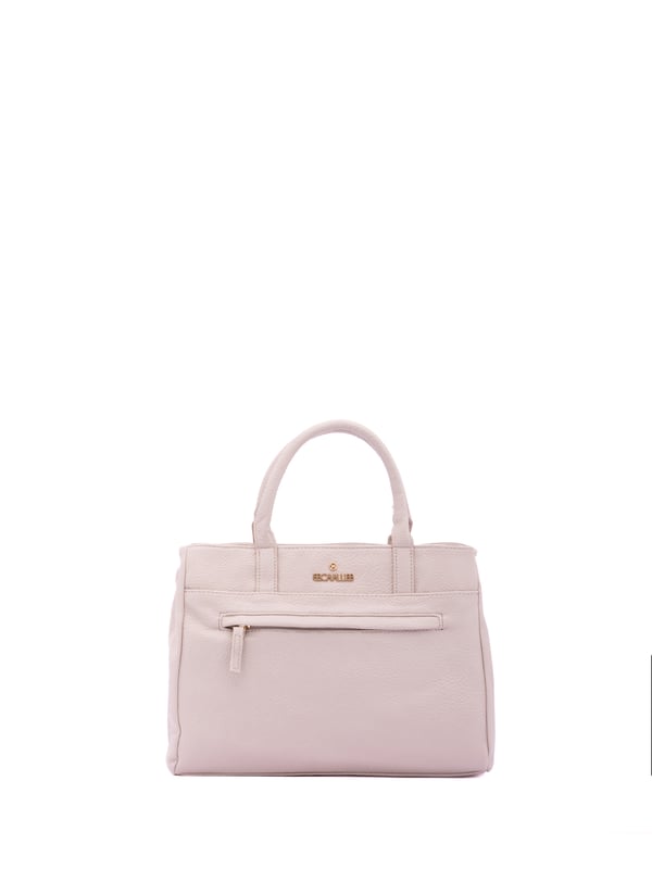Bolso de mujer. El cierre es con cremallera. Los bolsillos internos son dos con cremallera y dos abiertos. Los bolsillos externos son uno frontal con cremallera. La bandolera es ajustable y extraíble en ecopiel. El mango es de ecopiel. Hay tres compartimentos internos. El material exterior es ecopiel. Internamente está forrado en poliéster. Medidas: 30x22x10 cm. Producto de moda