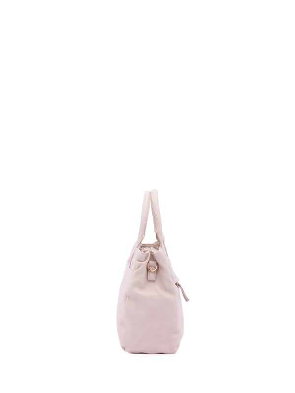 Bolso de mujer. El cierre es con cremallera. Los bolsillos internos son dos con cremallera y dos abiertos. Los bolsillos externos son uno frontal con cremallera. La bandolera es ajustable y extraíble en ecopiel. El mango es de ecopiel. Hay tres compartimentos internos. El material exterior es ecopiel. Internamente está forrado en poliéster. Medidas: 30x22x10 cm. Producto de moda