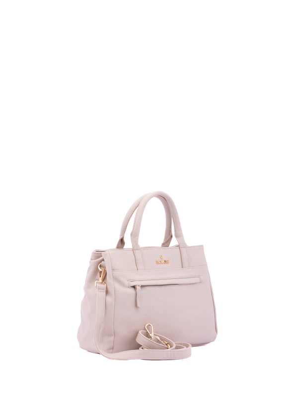 Bolso de mujer. El cierre es con cremallera. Los bolsillos internos son dos con cremallera y dos abiertos. Los bolsillos externos son uno frontal con cremallera. La bandolera es ajustable y extraíble en ecopiel. El mango es de ecopiel. Hay tres compartimentos internos. El material exterior es ecopiel. Internamente está forrado en poliéster. Medidas: 30x22x10 cm. Producto de moda