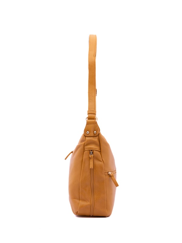 Bolso bandolera para mujer. El cierre es con cremallera. Los bolsillos internos son uno con cremallera y dos abiertos. Los bolsillos externos son uno en la espalda con cremallera. Falta la correa para el hombro. El asa es regulable en ecopiel. Hay dos compartimentos internos. El material exterior es ecopiel. Internamente está forrado en poliéster. Medidas: 35x26x11 cm. Producto de moda