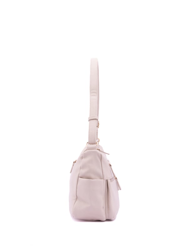 Bolso bandolera para mujer. El cierre es con cremallera. Los bolsillos internos son uno con cremallera y dos abiertos. Los bolsillos externos son tres delanteros con cremallera, dos laterales abiertos y uno trasero con cremallera. Falta la correa para el hombro. El asa es regulable en ecopiel. Hay dos compartimentos internos. El material exterior es ecopiel. Internamente está forrado en poliéster. Medidas: 30x21x12 cm. Producto de moda