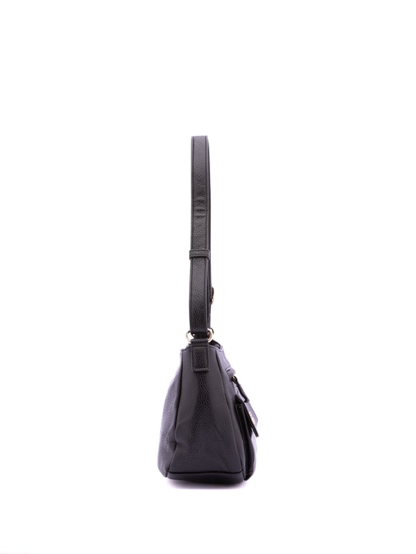 Bolso bandolera para mujer. El cierre es con cremallera. Los bolsillos internos son uno con cremallera y dos abiertos. Los bolsillos externos son uno frontal con cremallera y un bolsillo frontal. Falta la correa para el hombro. El asa es regulable en ecopiel. Hay un compartimento interno. El material exterior es ecopiel. Internamente está forrado en poliéster. Medidas: 28x20x13 cm. Producto de moda
