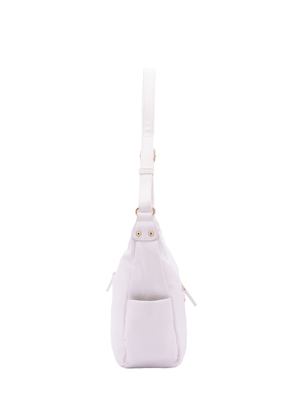 Bolso bandolera para mujer. El cierre es con cremallera. Los bolsillos internos son uno con cremallera y dos abiertos. Los bolsillos externos son uno frontal con cremallera, dos laterales abiertos y uno trasero con cremallera. Falta la correa para el hombro. El asa es regulable en ecopiel. Hay dos compartimentos internos. El material exterior es ecopiel. Internamente está forrado en poliéster. Medidas: 30x21x11 cm. Producto de moda