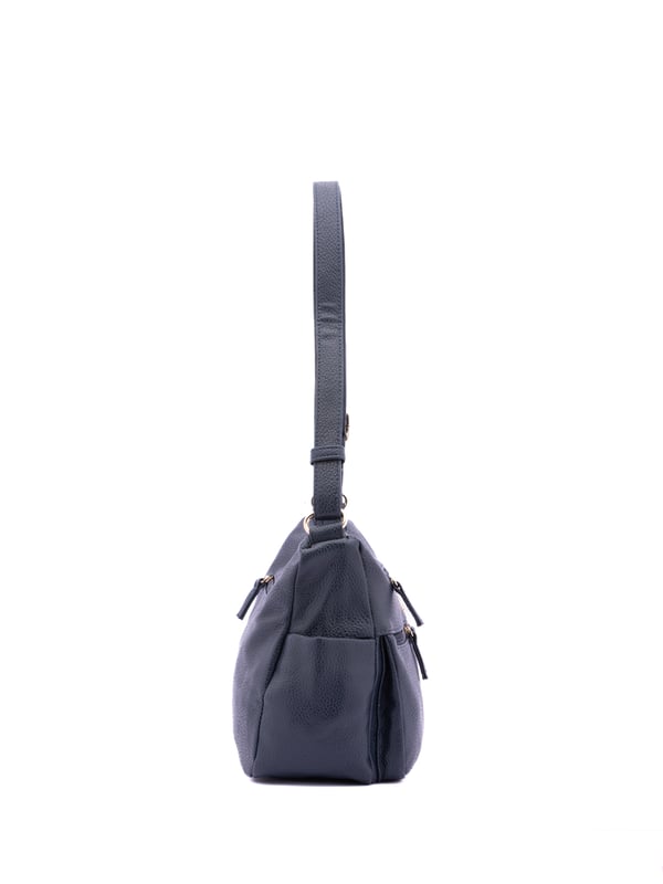 Bolso bandolera para mujer. El cierre es con cremallera. Los bolsillos internos son uno con cremallera y dos abiertos. Los bolsillos externos son tres delanteros con cremallera, dos laterales abiertos y uno trasero con cremallera. Falta la correa para el hombro. El asa es regulable en ecopiel. Hay dos compartimentos internos. El material exterior es ecopiel. Internamente está forrado en poliéster. Medidas: 30x21x12 cm. Producto de moda