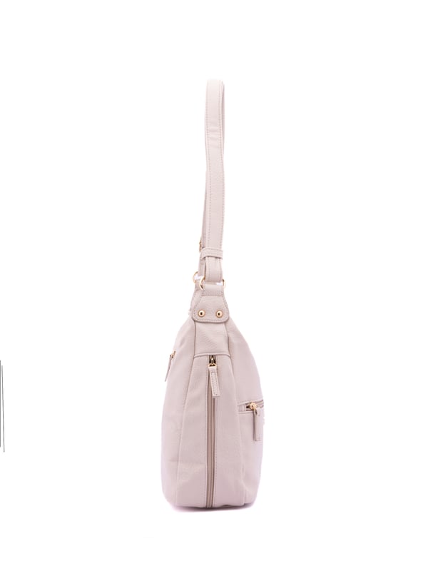 Bolso bandolera para mujer. El cierre es con cremallera. Los bolsillos internos son uno con cremallera y dos abiertos. Los bolsillos externos son uno en la espalda con cremallera. Falta la correa para el hombro. El asa es regulable en ecopiel. Hay dos compartimentos internos. El material exterior es ecopiel. Internamente está forrado en poliéster. Medidas: 35x26x11 cm. Producto de moda