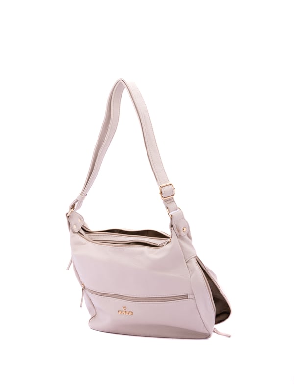 Bolso bandolera para mujer. El cierre es con cremallera. Los bolsillos internos son uno con cremallera y dos abiertos. Los bolsillos externos son uno en la espalda con cremallera. Falta la correa para el hombro. El asa es regulable en ecopiel. Hay dos compartimentos internos. El material exterior es ecopiel. Internamente está forrado en poliéster. Medidas: 35x26x11 cm. Producto de moda