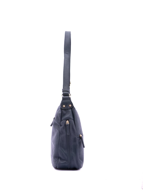 Bolso bandolera para mujer. El cierre es con cremallera. Los bolsillos internos son uno con cremallera y dos abiertos. Los bolsillos externos son uno en la espalda con cremallera. Falta la correa para el hombro. El asa es regulable en ecopiel. Hay dos compartimentos internos. El material exterior es ecopiel. Internamente está forrado en poliéster. Medidas: 35x26x11 cm. Producto de moda