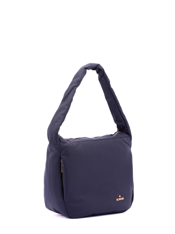 Bolso bandolera para mujer. El cierre es con cremallera. Los bolsillos internos son uno con cremallera y dos abiertos. Hay dos bolsillos externos con cremalleras a los lados. Falta la correa para el hombro. El asa es de tela. Hay un compartimento interno. El material exterior es tela. Internamente está forrado en poliéster. Medidas: 33x30x12 cm. Producto de moda