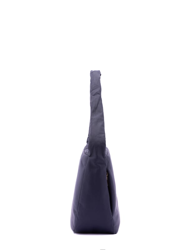 Bolso bandolera para mujer. El cierre es con cremallera. Los bolsillos internos son uno con cremallera y dos abiertos. Hay dos bolsillos externos con cremalleras a los lados. Falta la correa para el hombro. El asa es de tela. Hay un compartimento interno. El material exterior es tela. Internamente está forrado en poliéster. Medidas: 33x30x12 cm. Producto de moda
