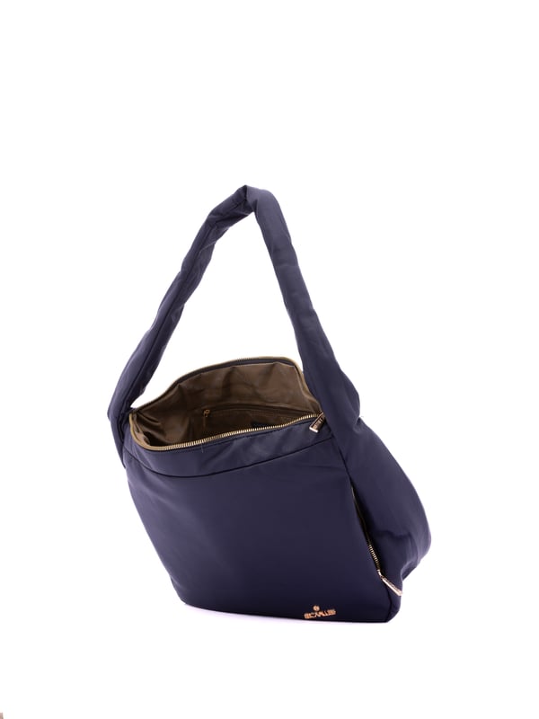 Bolso bandolera para mujer. El cierre es con cremallera. Los bolsillos internos son uno con cremallera y dos abiertos. Hay dos bolsillos externos con cremalleras a los lados. Falta la correa para el hombro. El asa es de tela. Hay un compartimento interno. El material exterior es tela. Internamente está forrado en poliéster. Medidas: 33x30x12 cm. Producto de moda