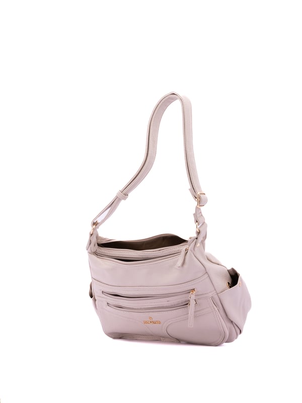 Bolso bandolera para mujer. El cierre es con cremallera. Los bolsillos internos son uno con cremallera y dos abiertos. Los bolsillos externos son dos frontales con cremallera, dos laterales con botón magnético y uno trasero con cremallera. Falta la correa para el hombro. El asa es regulable en ecopiel. Hay dos compartimentos internos. El material exterior es ecopiel. Internamente está forrado en poliéster. Medidas: 33x25x14 cm. Producto de moda