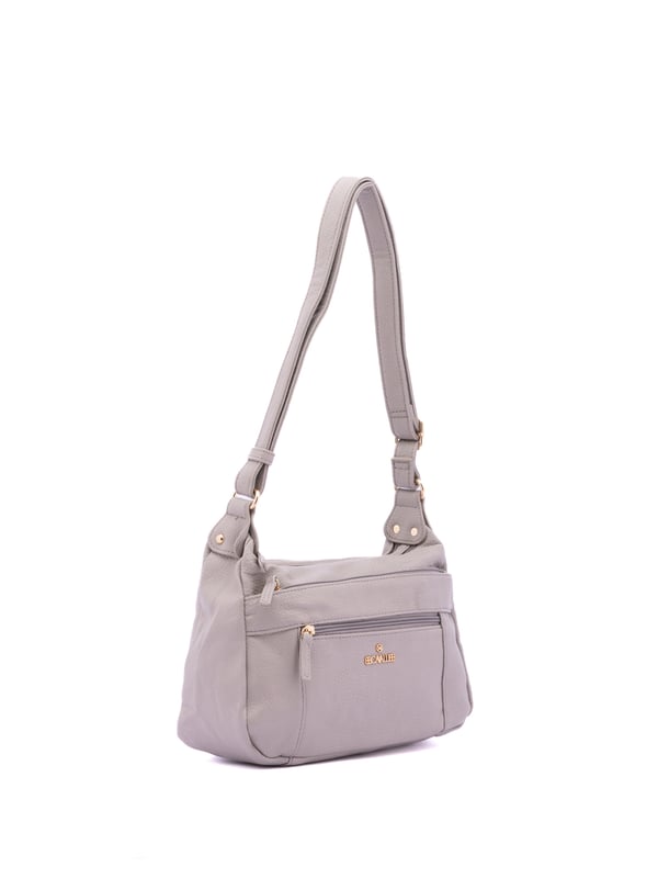 Bolso bandolera para mujer. El cierre es con cremallera. Los bolsillos internos son uno con cremallera y dos abiertos. Los bolsillos externos son dos delanteros con cremallera y uno trasero con cremallera. Falta la correa para el hombro. El asa es regulable en ecopiel. Hay dos compartimentos internos. El material exterior es ecopiel. Internamente está forrado en poliéster. Medidas: 30x20x10 cm. Producto de moda