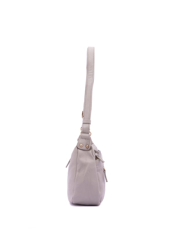 Bolso bandolera para mujer. El cierre es con cremallera. Los bolsillos internos son uno con cremallera y dos abiertos. Los bolsillos externos son dos delanteros con cremallera y uno trasero con cremallera. Falta la correa para el hombro. El asa es regulable en ecopiel. Hay dos compartimentos internos. El material exterior es ecopiel. Internamente está forrado en poliéster. Medidas: 30x20x10 cm. Producto de moda