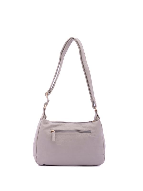 Bolso bandolera para mujer. El cierre es con cremallera. Los bolsillos internos son uno con cremallera y dos abiertos. Los bolsillos externos son dos delanteros con cremallera y uno trasero con cremallera. Falta la correa para el hombro. El asa es regulable en ecopiel. Hay dos compartimentos internos. El material exterior es ecopiel. Internamente está forrado en poliéster. Medidas: 30x20x10 cm. Producto de moda