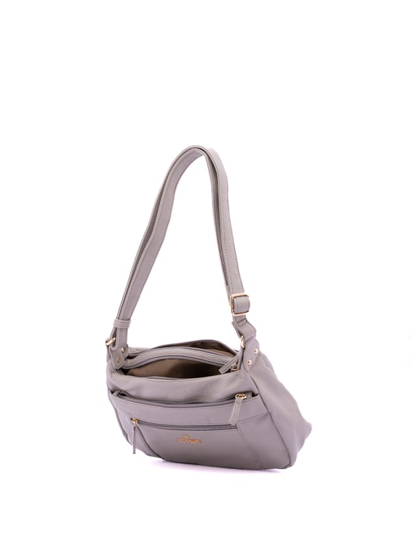 Bolso bandolera para mujer. El cierre es con cremallera. Los bolsillos internos son uno con cremallera y dos abiertos. Los bolsillos externos son dos delanteros con cremallera y uno trasero con cremallera. Falta la correa para el hombro. El asa es regulable en ecopiel. Hay dos compartimentos internos. El material exterior es ecopiel. Internamente está forrado en poliéster. Medidas: 30x20x10 cm. Producto de moda